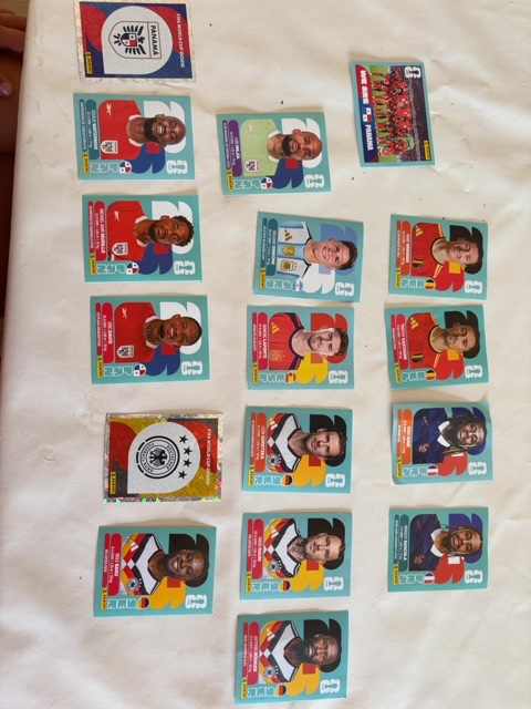 18 cromos de diferentes equipos
